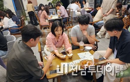 나주시가 미혼남녀의 건전한 만남 기회를 제공, 결혼 친화적 분위기 조성을 위한 ‘Hip(힙)한 청춘의 Solo(솔로)탈출 2기’를 운영한다. 솔로탈출 2기는 관내 거주하거나 직장에 다니는 미혼남녀 20명이 참여한 가운데 20일부터 오는 11월까지 매주 수요일 직장 시간 퇴근 후 총 8회차로 진행된다.