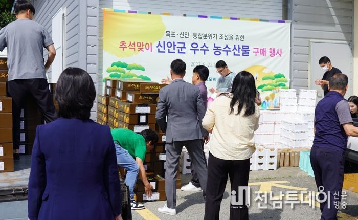 목포시, 신안군 농수산물 구매금액 전달식을 갖고 있다.
