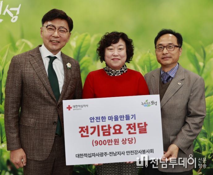 보성군, 대한적십자사 광주전남지사 안전강사봉사회 전기장판 기부_(왼쪽) 김철우 보성군수, 대한적십자사 광주전남지사 안전강사봉사회 박성하 회장(여자)