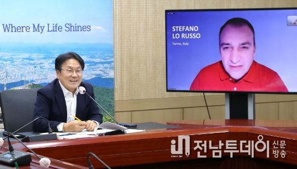 강기정 광주광역시장이 30일 오후 시청 2층 영상회의실에서 스테파노 로 루쏘(Stefano Lo Russo) 이탈리아 토리노 시장과 화상회의를 하고 있다./광주광역시 제공