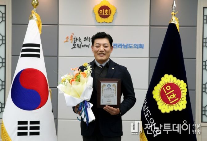 정철 도의원이 스포츠서울 이노베이션 리더 대상 표창을 들고 있다.