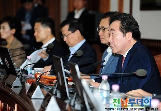 이낙연 국무총리 국무회의 주재 모습