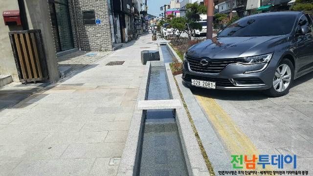 시냇가 처럼 물이 항상 흐르도록 연출 했네요