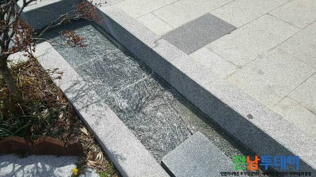 남원시, 광한루 후문쪽 에서 시내 쪽으로 도로 가장자리에 냇물이 흐르도록 만들어 놓은 모습입니다,