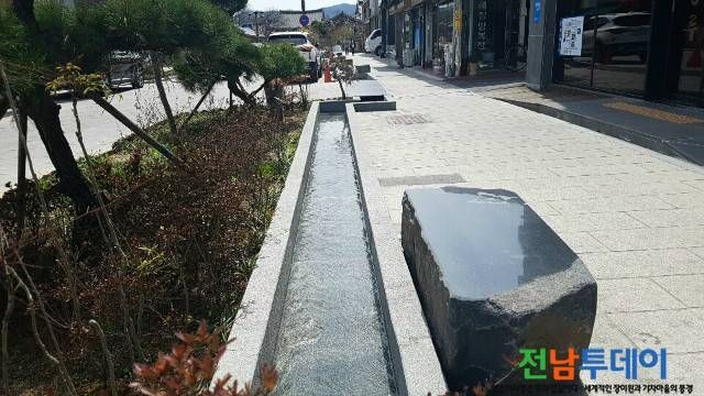 남원시에서 광한루 후문 쪽으로 구 도심권을 사진과 같이 변화를 주었습니다, 그러기 이전에 상가 도로 주변에 공영주차장을 충분히 확보하여 남원 중앙로 주변에는 큼지막한 공영주차장 표지판이 자주 보입니다,