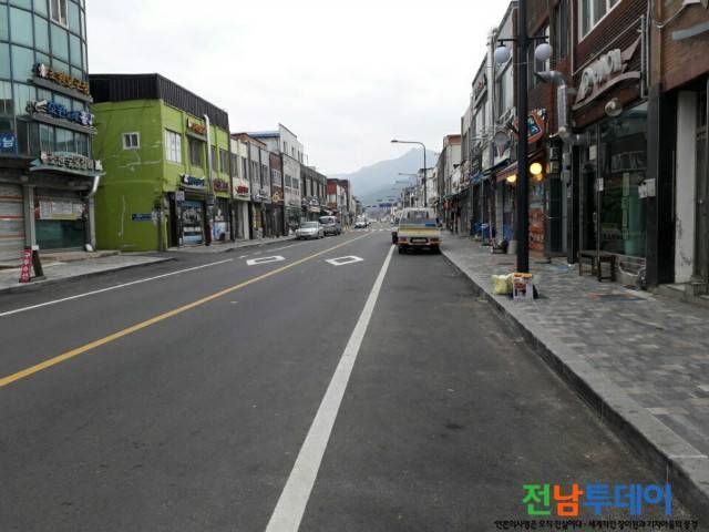 <곡성읍 중앙로 / 낮 시간대에도 사람이 없어요, 차들도 주차해 놓은 차량 말고는 없습니다,>