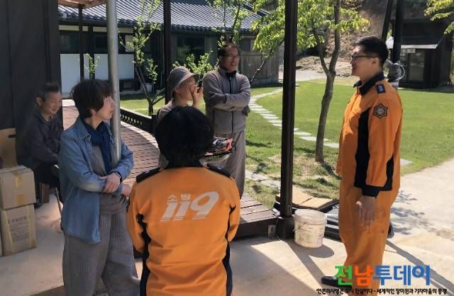 담양소방서 문현희 소방위와 박지용 소방장이 관내 전통사찰을 찾아 소방특별조사를 진행하고 있다.