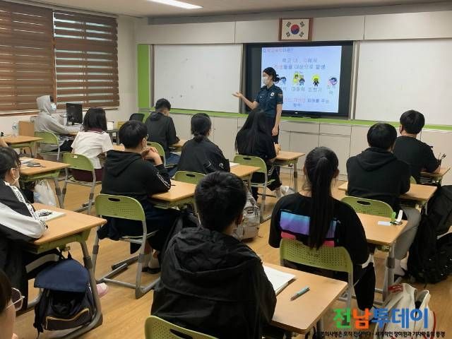 완도경찰서(서장 김범상)는 최근 학교 개학에 따라 학교폭력 발생 우려가 높은 신학기를 학교폭력 집중관리기간으로 지정, 초·중·고별 수준에 맞춘 학교폭력 예방교육을 실시해 큰 호응을 얻고 있다.