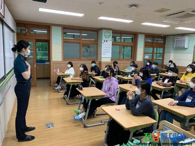 완도경찰서(서장 김범상)는 최근 학교 개학에 따라 학교폭력 발생 우려가 높은 신학기를 학교폭력 집중관리기간으로 지정, 초·중·고별 수준에 맞춘 학교폭력 예방교육을 실시해 큰 호응을 얻고 있다.