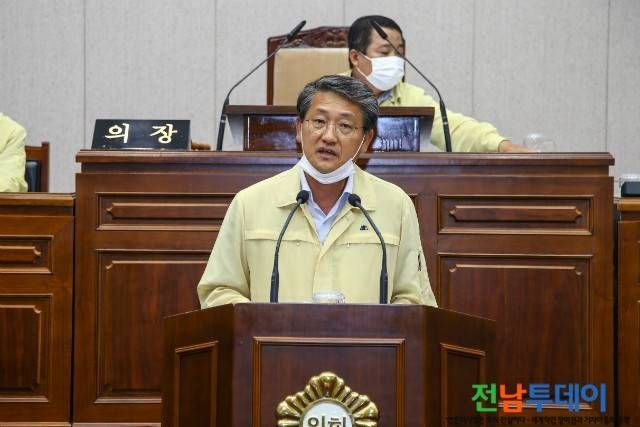 긴급추경 제안설명하는 김순호 구례군수