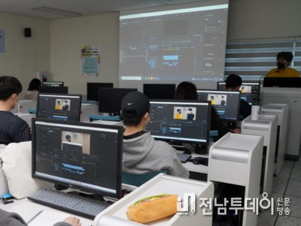 화순 청년 크리에이터 양성 : 화순군이 청년 크리에이터 양성 과정을 운영하고 있다. 사진은 2022년 1기 청년 크리에이터 양성 과정 교육 모습.