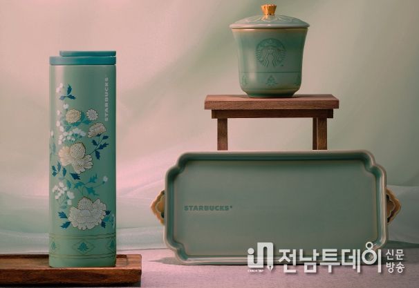 스타벅스 2022년 광복절 기념 강진청자 상품(스타벅스 제공)