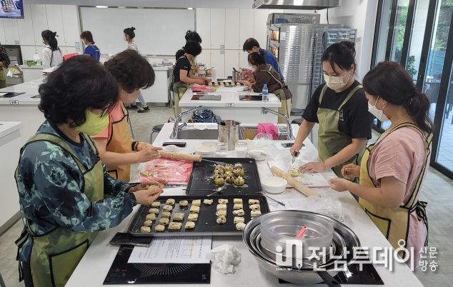 주민들이 농·특산물 활용 제과제빵 교육을 받는 모습