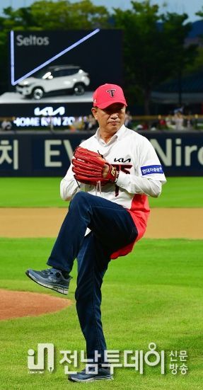 김한종 장성군수, 황룡강 가을꽃잔치 성공 기원 “스트라이크!”
