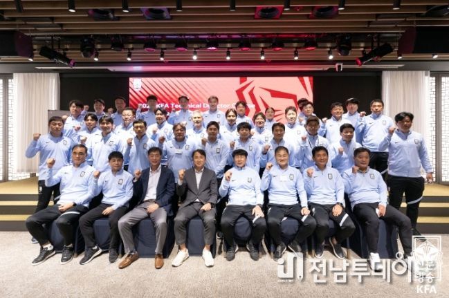 KFA 테크니컬 디렉터 코스에 참가한 수강생들이 기념촬영을 하고 있다.