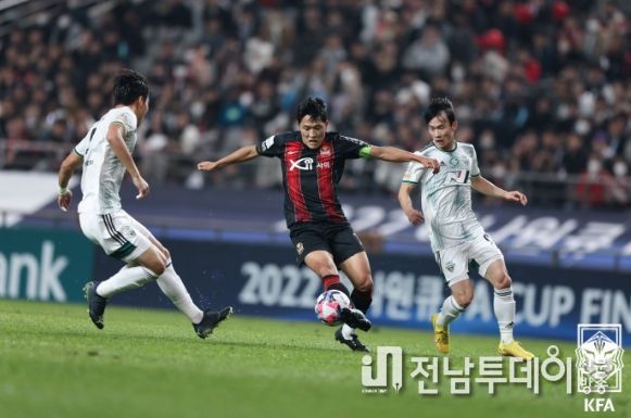 서울 나상호가 전북 수비수 사이에서 돌파하고 있다.
