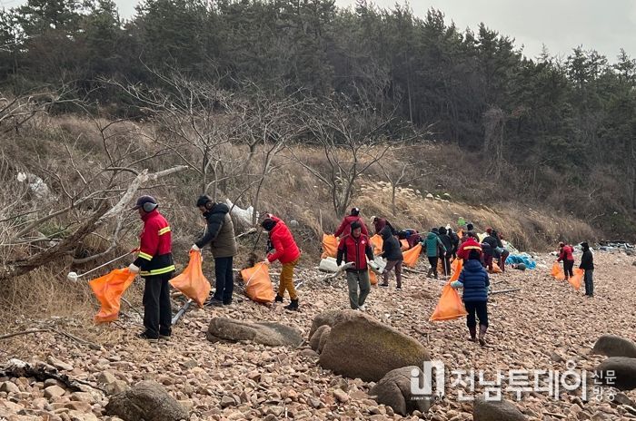 신안군-국립호남권생물자원관-암태면 여성단체협의회 해양환경정화 봉사활동 실시