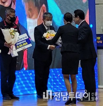 ㈜에스씨 김갑영 대표가 우수기업 표창을 받고 있다