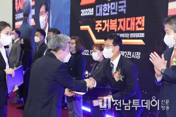 광산구가 21일 서울 AT센터에서 열린 ‘2022년 대한민국 주거복지 대전’에서 대통령 표창을 수상한 가운데, 박병규 광산구청장이 상패를 전달받고 있다.