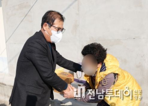 이상익 함평군수가 29일 소외계층 위문 활동을 하고 있는 모습