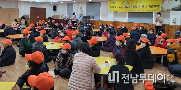 치매안심마을 어르신들이 임실치즈테마파크를 방문한 모습