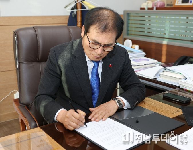 2일 오전 이상익 함평군수가 반부패·청렴서약서에 서명을 하고 있다