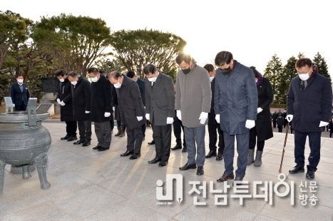 현충탑 참배