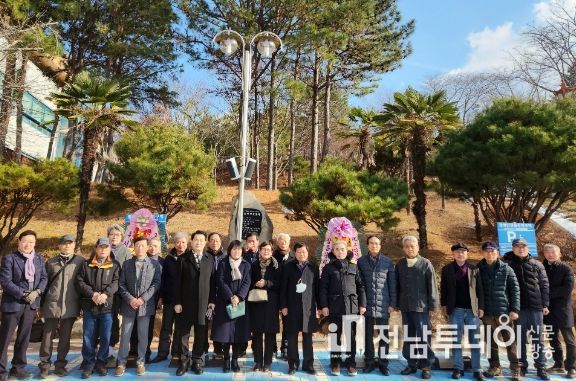 고 김석중 작가 문학비