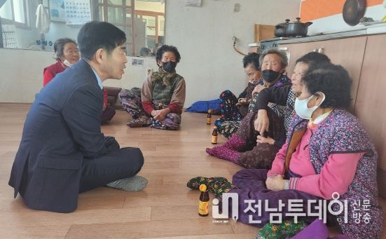 지난 10일 안상만 함평읍장이 초동경로당을 방문한 모습
