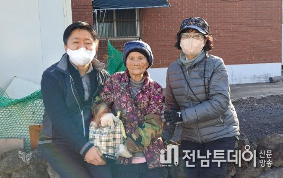 『펜안하우꽈』봉사단 홀로사는 어르신 위문품 전달