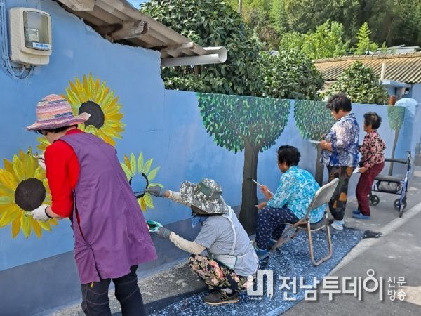 지난해 으뜸마을 사업으로 조성된 엄다면 흥용동마을 담벼락 도색 전경