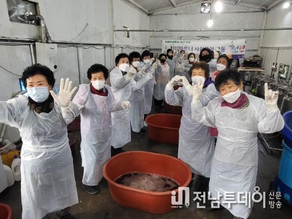 치매안심마을 운영위원 및 치매안심센터 직원들이 지난 13일 치매어르신을 위해 천연염색을 배우고 있다.