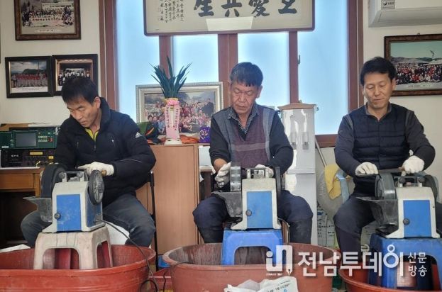 장흥군 장평면농민회, “칼, 가위 무료로 갈아 드려요”