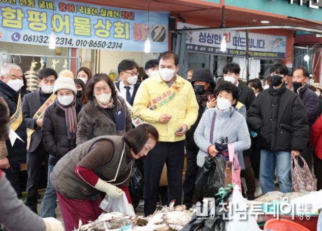 17일 이상익 함평군수를 비롯한 군 공직자들이 함평천지전통시장에서 설 명절 대비 장을 보는 모습