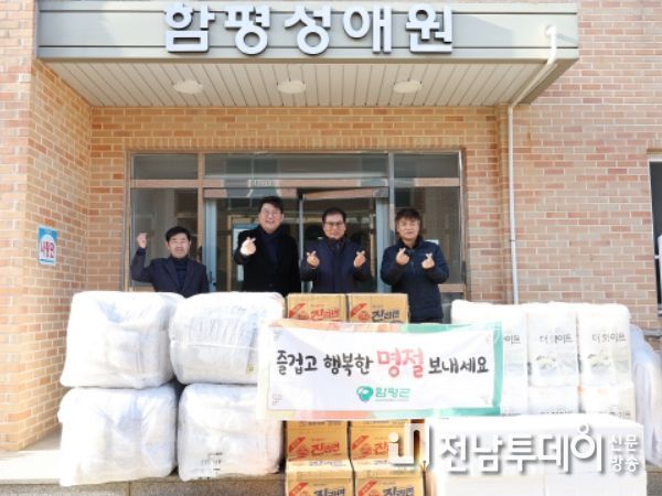 이상익 함평군수와 직원들이 17일 사회복지시설을 방문해 위문하고 있다