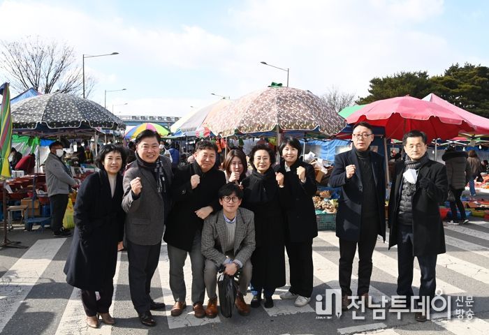 광주 서구의회는 20일 설 명절을 맞아 관내 전통시장을 방문했다
