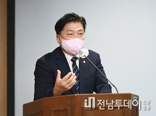 광주 서구의회 오미섭(좌), 전승일(우) 의원이 각각 상임위원회 회의에서 발언하고 있다.