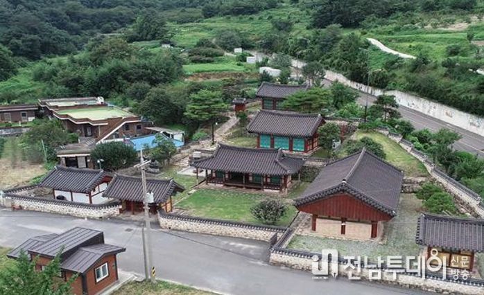 광양김시식지 정문에 해당되는 ‘海隱門(해은문)’