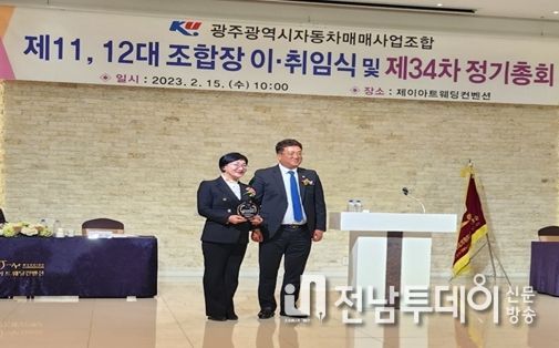 서구의회 김수영 의원이 감사패를 전달받고 기념촬영을 하고 있다.