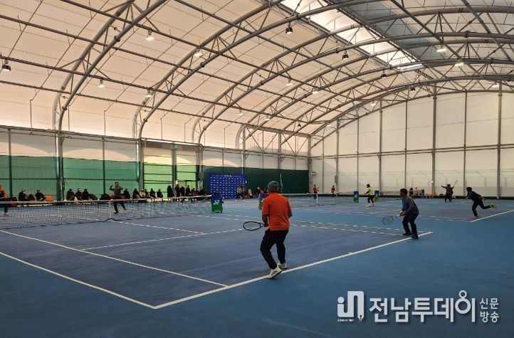 지난해 열린 전천후 실내 테니스장 개장 기념 대회