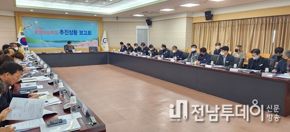 지난 21일 오전, 상황실에서 임채기 관광문화환경국장 주재로 광양매화축제 추진상황 보고회가 열리고 있다.