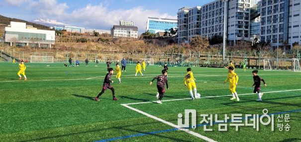 초등 축구 스토브리그 경기 모습