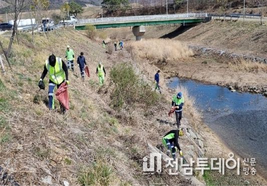 장흥읍 환경실무원, ‘쾌적한 지역 만들기’ 청소의 날 운영
