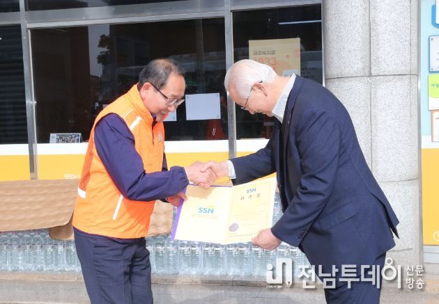 사랑나눔푸드마켓․뱅크 일일 명예점원 활동 체험한 강병삼 제주시장