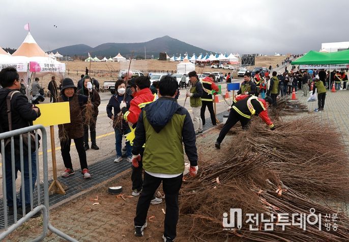 2023년 3월 12일 제주들불축제 「새봄 새희망 묘목나눠주기 행사」
