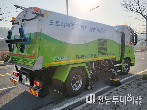목포시, 도로 재 비산먼지 청소…숨쉬기 편한 환경만들기
