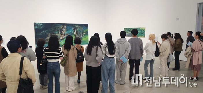 전남도립미술관을 찾은 관람객들이 ‘아시아의 또 다른 바다’전을 관람하고 있다.