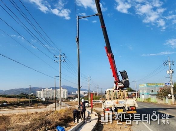 ‘더 밝고 안전하게 비춘다’ 나주시, 가로등 개선사업 눈길