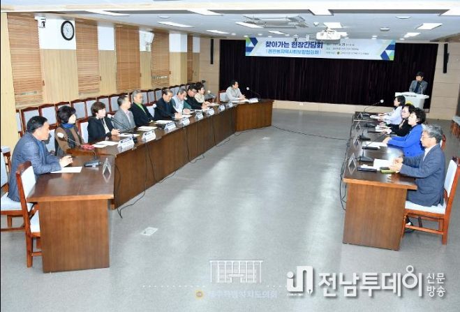 보건복지안전위원회(위원장 김경미)는 대회의실에서 제주특별자치도 읍면동지역사회보장협의체 회장단과의 간담회를 실시 했다.