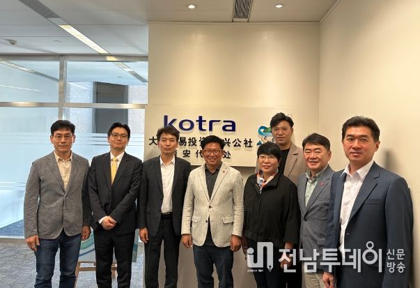 코트라 시안무역관에서 코트라시안무역관 김남욱관장의 한국-산시성경제교류현황 설명 청취 (왼쪽부터 서북3성 한중기업협회 홍언표고문, 한국관광공사 차혁진지사장, 서북3성 한중기업협회 공진식회장, 김경학 의장, 홍인숙 의원, 현지홍의원, 임정은의원, 코트라 시안무역관 김남욱 관장)